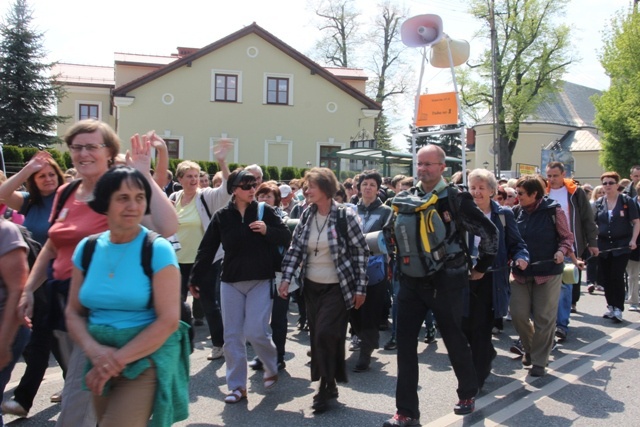 Pielgrzymi w drodze z Hałcnowa do Łagiewnik