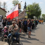 Pielgrzymi w drodze z Hałcnowa do Łagiewnik