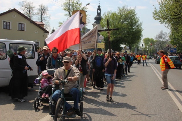 Pielgrzymi w drodze z Hałcnowa do Łagiewnik