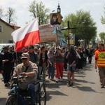 Pielgrzymi w drodze z Hałcnowa do Łagiewnik