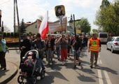 Pielgrzymi w drodze z Hałcnowa do Łagiewnik