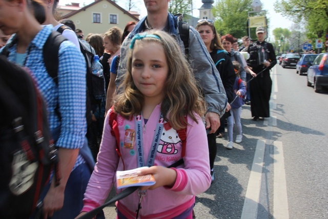 Pielgrzymi w drodze z Hałcnowa do Łagiewnik