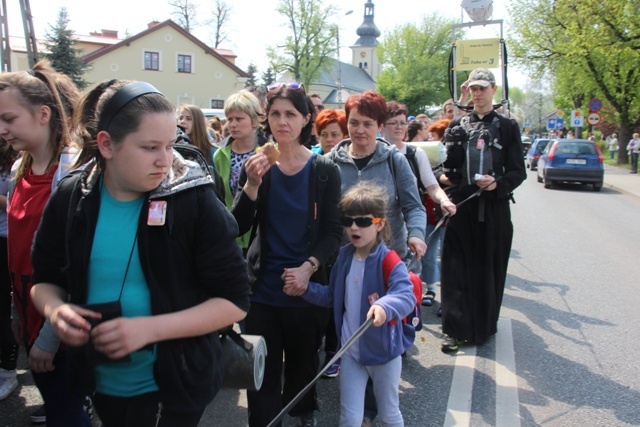 Pielgrzymi w drodze z Hałcnowa do Łagiewnik