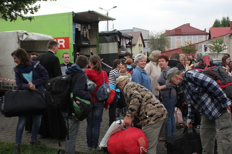 Pierwszy krok pielgrzyma: bagaż na ciężarówkę!