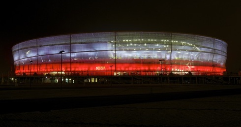Stadion na biało i czerwono