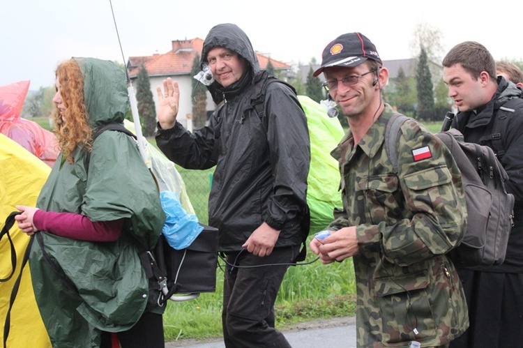 W deszczu z Radziszowa w stronę Mogilan