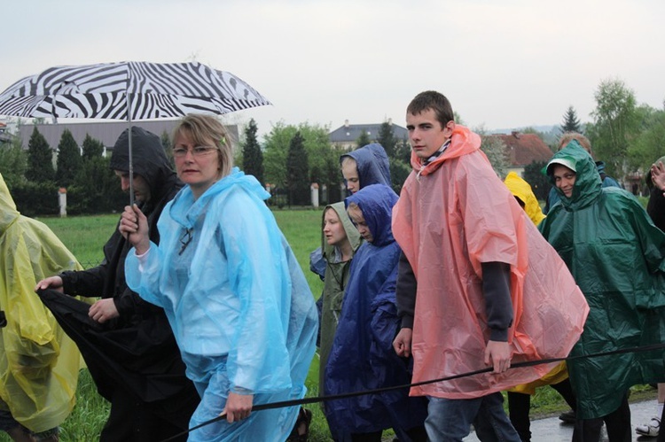 W deszczu z Radziszowa w stronę Mogilan