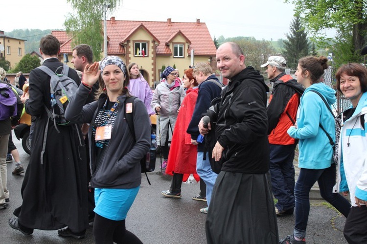 W deszczu z Radziszowa w stronę Mogilan