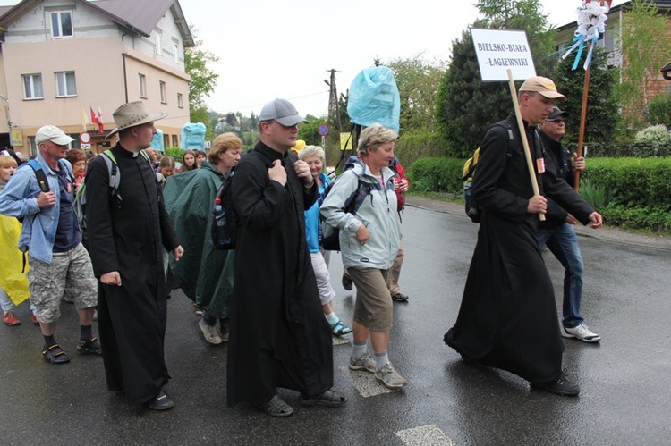 W deszczu z Radziszowa w stronę Mogilan