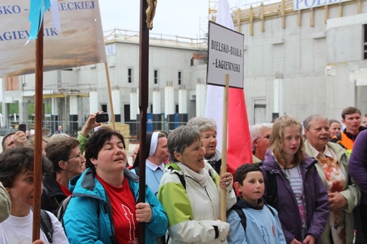 Pielgrzymi u św. Jana Pawła II w Łagiewnikach