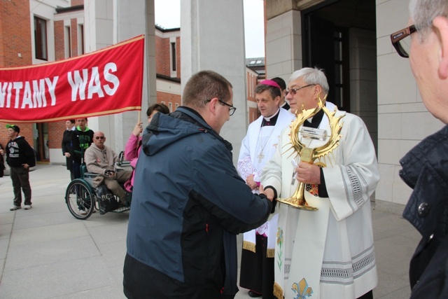 Pielgrzymi u św. Jana Pawła II w Łagiewnikach