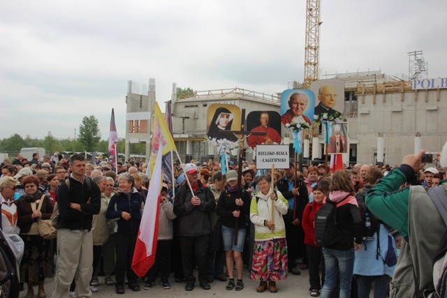 Pielgrzymi u św. Jana Pawła II w Łagiewnikach