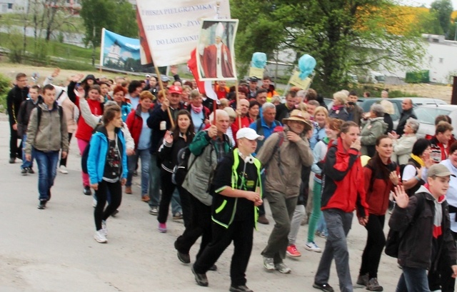 Pielgrzymi u św. Jana Pawła II w Łagiewnikach