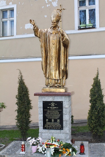 Papieski pomnik w Dusznikach