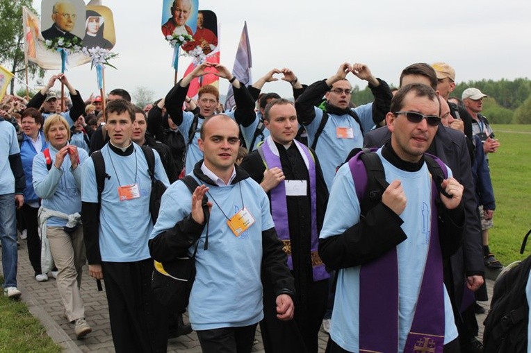 Księża i klerycy w drodze do Łagiewnik