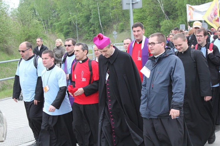 Księża i klerycy w drodze do Łagiewnik