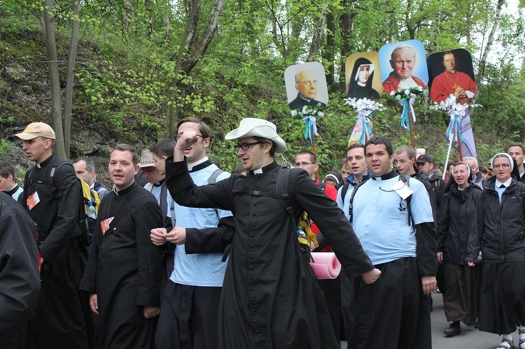 Księża i klerycy w drodze do Łagiewnik