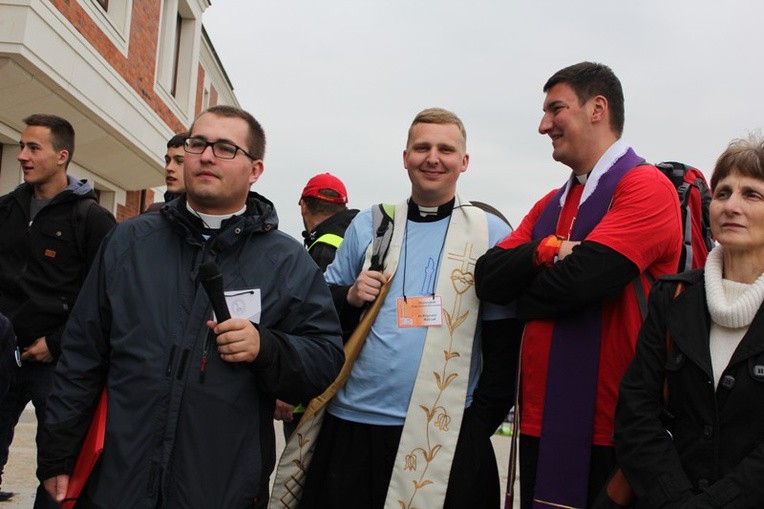 Księża i klerycy w drodze do Łagiewnik