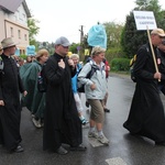 Księża i klerycy w drodze do Łagiewnik