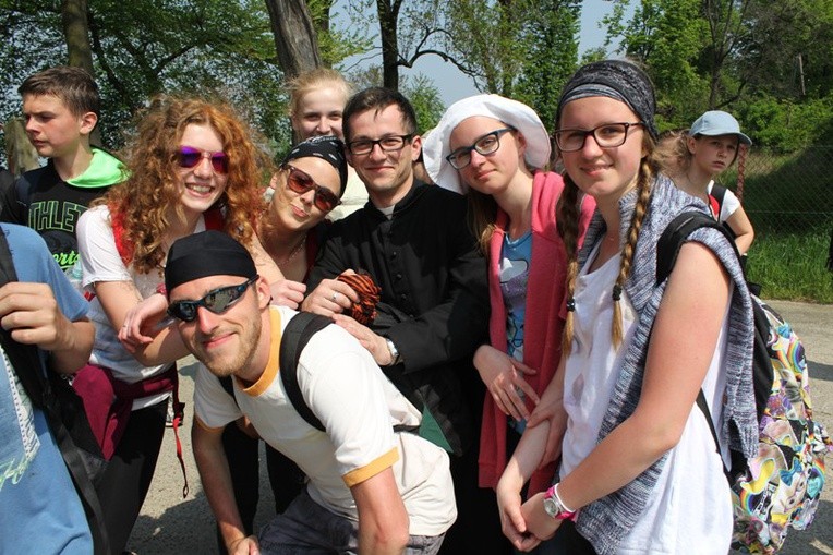 Księża i klerycy w drodze do Łagiewnik