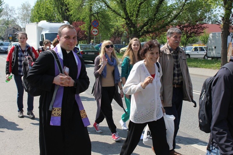 Księża i klerycy w drodze do Łagiewnik