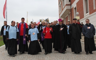 Księża i klerycy w drodze do Łagiewnik