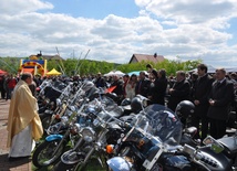 Ks. Fąfara pobłogosławił motocyklistów i pojazdy
