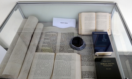 Gablota z wydaniami Biblii w językach oryginalnych oraz z tradycyjnymi tłumaczeniami