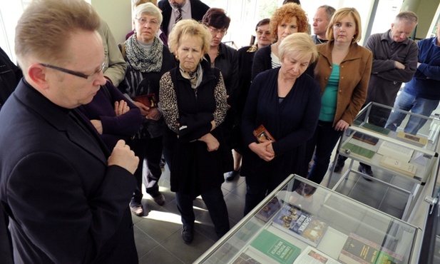 Po wystawie oprowadzał jej autor, ks. Jacek Kucharski