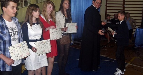 Nagrodzeni uczniowie szkół z Płońska i okolic, którzy wzięli udział w papieskim konkursie