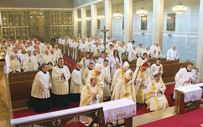  Biskupi opolscy z kapłanami oraz bp Grzegorz Ryś w branickiej bazylice