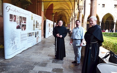 Podczas instalacji wystawy od lewej: o. Enzo Poiana OFM Conv (rektor bazyliki św. Antoniego), prof. Mirosław Lenart i o. Sylwester Bartoszewski OFM Conv (penitencjariusz polski przy bazylice)