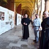 Podczas instalacji wystawy od lewej: o. Enzo Poiana OFM Conv (rektor bazyliki św. Antoniego), prof. Mirosław Lenart i o. Sylwester Bartoszewski OFM Conv (penitencjariusz polski przy bazylice)