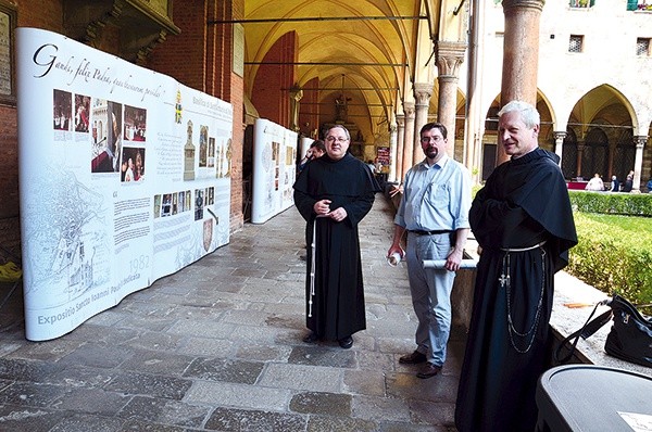 Podczas instalacji wystawy od lewej: o. Enzo Poiana OFM Conv (rektor bazyliki św. Antoniego), prof. Mirosław Lenart i o. Sylwester Bartoszewski OFM Conv (penitencjariusz polski przy bazylice)