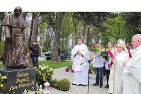 Arcybiskup Sławoj Leszek Głódź poświęcił nowy pomnik św. Jana Pawła II, który został odsłonięty przy kościele  pw. Najświętszego Imienia Maryi  na gdańskim Krakowcu 