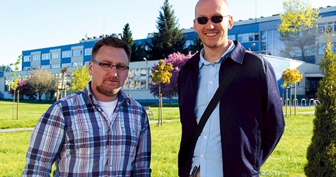  Autorzy albumu „Wrzeszcz na dawnej pocztówce” Jan Daniluk (z lewej) i Jarosław Wasielewski