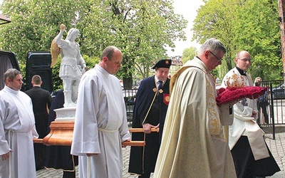 Wniesienie figury do kościoła,  ks. proboszcz ks. Henryk Gerlic niesie koronę, obok michalita  ks. Robert Ryndak