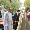 Wniesienie figury do kościoła,  ks. proboszcz ks. Henryk Gerlic niesie koronę, obok michalita  ks. Robert Ryndak