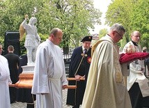 Wniesienie figury do kościoła,  ks. proboszcz ks. Henryk Gerlic niesie koronę, obok michalita  ks. Robert Ryndak