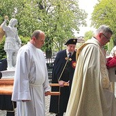 Wniesienie figury do kościoła,  ks. proboszcz ks. Henryk Gerlic niesie koronę, obok michalita  ks. Robert Ryndak