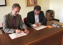  Umowę partnerską podpisują: dr Stephan Kaiser, dyrektor Oberschlesisches Landesmuseum w Ratingen, i ks. Jan Rosiek, dyrektor Pocysterskiego Zespołu Klasztorno-Pałacowego (Starego Opactwa) w Rudach