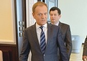 Premier Donald Tusk i sekretarz stanu w KPRM Igor Ostachowicz przed posiedzeniem rządu 29 kwietnia, na którym omawiano kwestię ratyfikacji Konwencji Rady Europy o zapobieganiu i zwalczaniu przemocy wobec kobiet