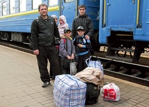 Said z żoną Fatimą i czwórką dzieci na dworcu we Lwowie