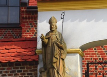 Przy dawnym wejściu do starego kościoła św. Stanisław nie ma już kogo witać, do świątyni wchodzi się przez nową część budowli