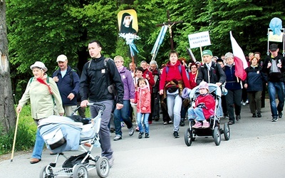  Drogą do Łagiewnik, do Bożego Miłosierdzia, wędrowali prawie 100 km, a pielgrzymi  z Cieszyna – 140 km