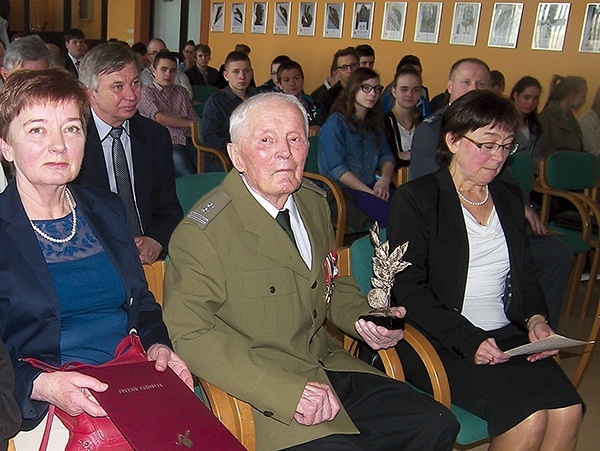  Zasłużony weteran z rodziną podczas jubileuszowej uroczystości