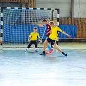  Zawodnicy z Gryfowa Śląskiego (żółte koszulki) w meczu eliminacyjnym