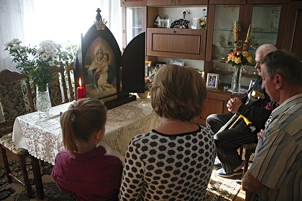  Zwycięska Królowa z Szensztatu gościła także w domach osób chorych.  Na zdjęciu obraz w domu państwa Jana i Stefanii Haniszewskich  w Raciborowicach Górnych