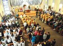  Mszy św. dla ponad 400 ministrantów przewodniczył bp Edward Dajczak. Koncelebrowało z nim ponad 20 kapłanów
