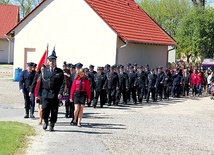  Uroczystość rozpoczęła się od przemarszu strażaków do skrzatuskiego sanktuarium 